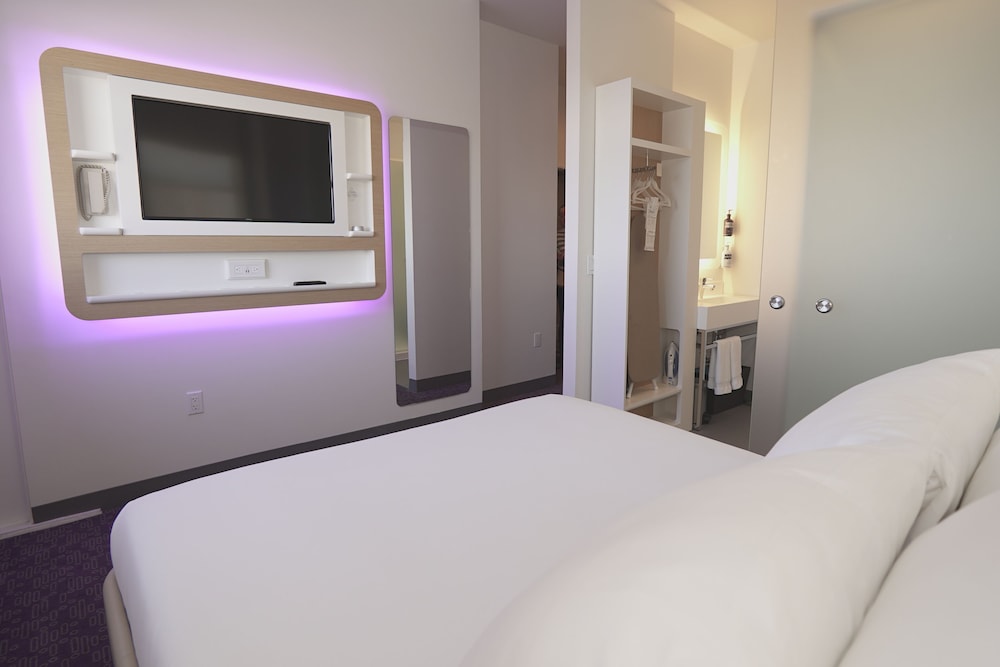 Premium Room, 1 Queen Bed, City View photo 3