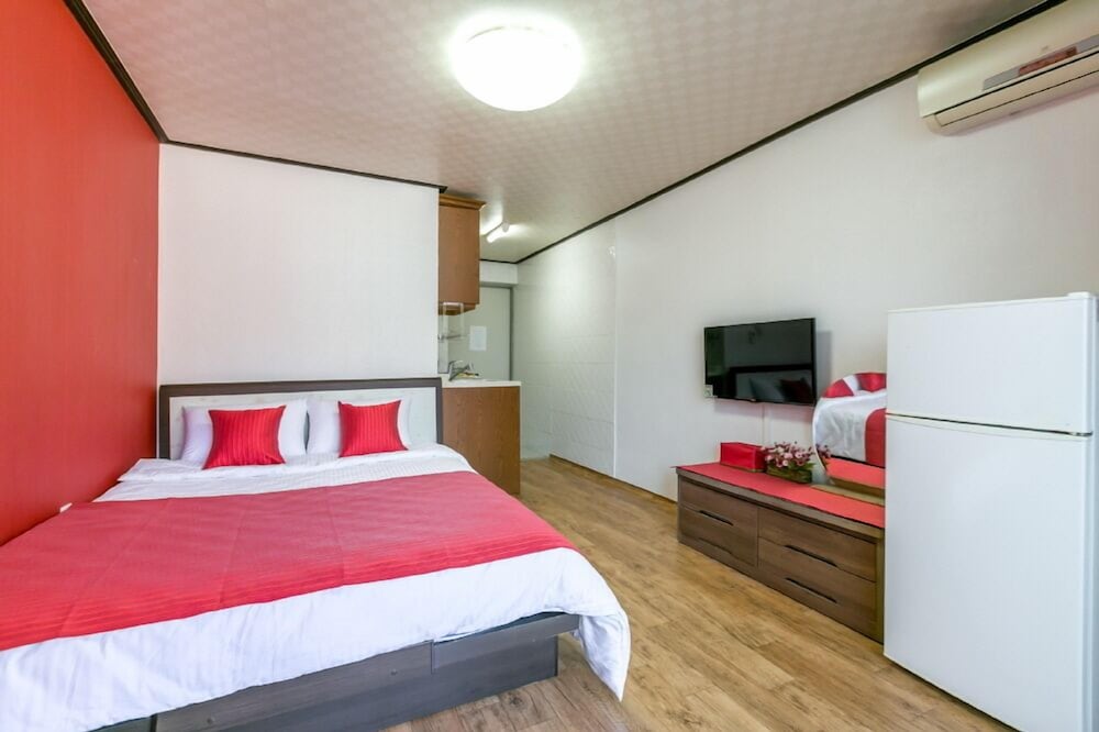 Room (103)