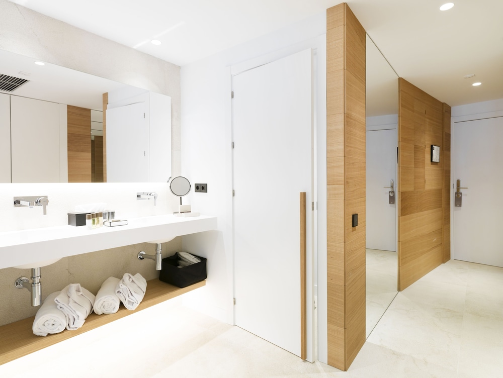 Basic Double Room, 1 King Bed