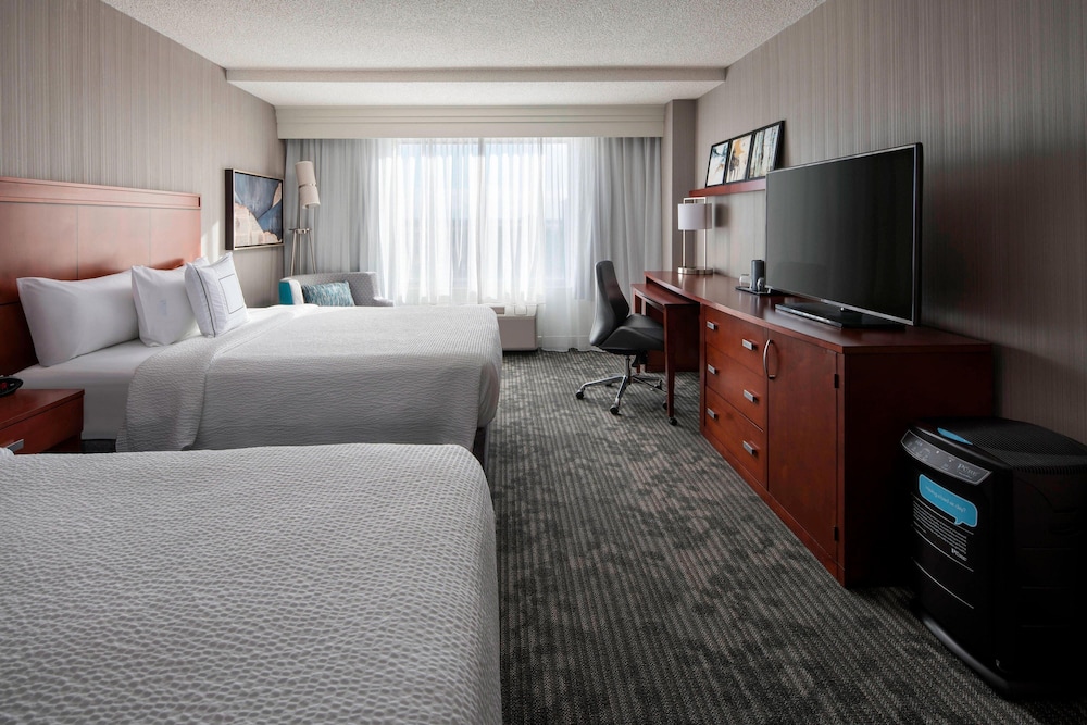 Room, 2 Queen Beds (Mobility/Hearing Access, Roll-In Shwr) - Photo 1