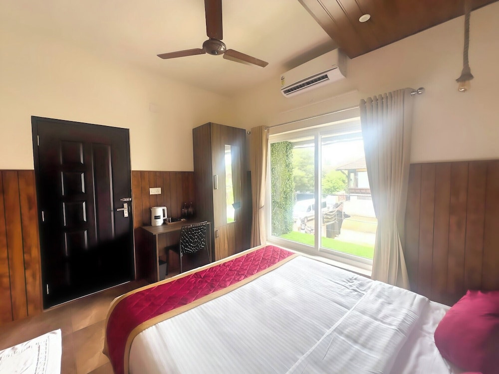 First Floor - Deluxe Non Balcony Room photo 2
