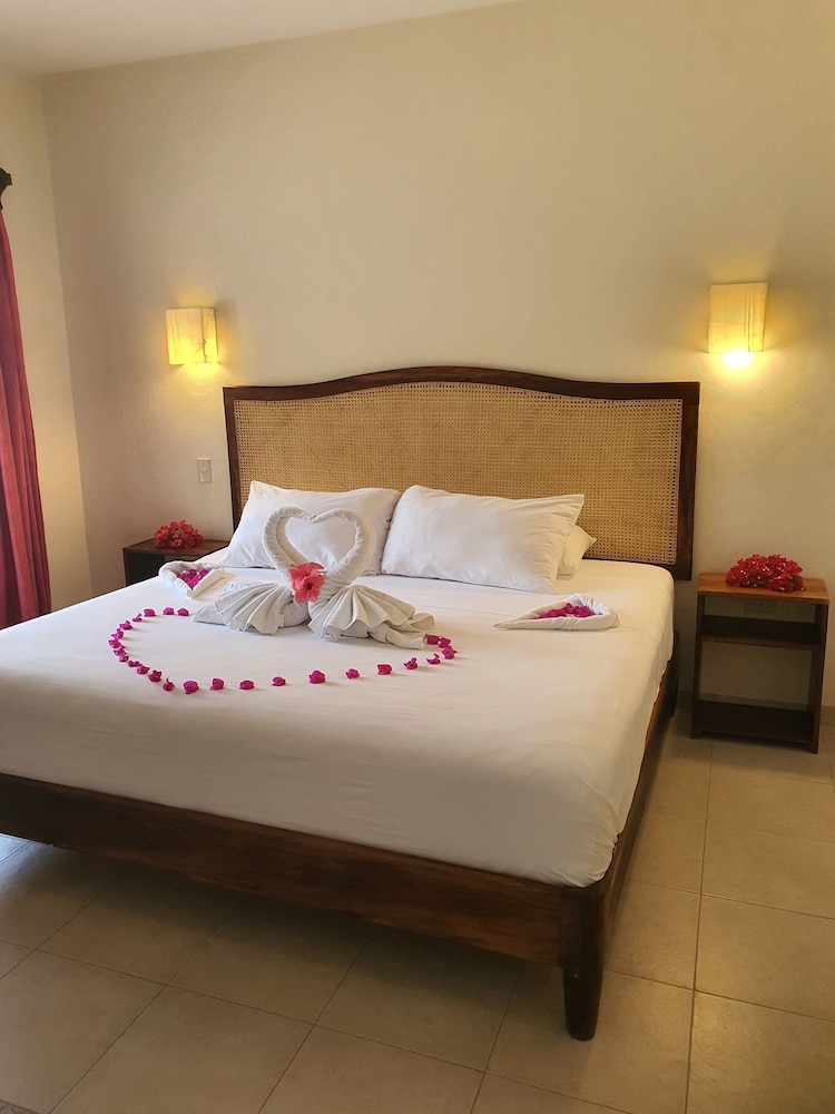 Deluxe Single Room, 1 King Bed, Bathtub, Garden View