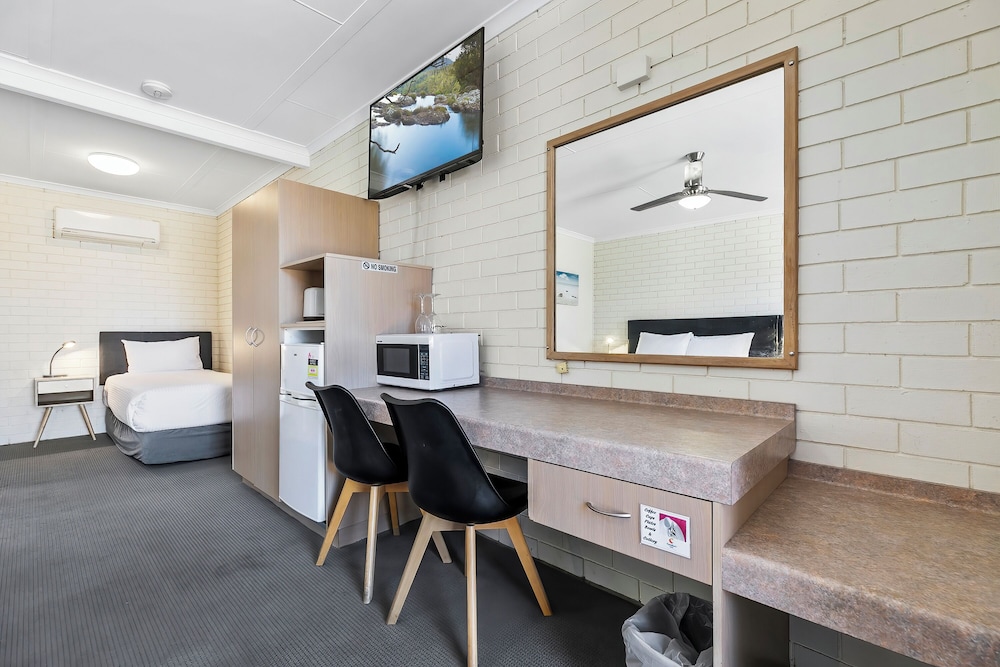 Standard Room, Multiple Beds, Non Smoking (Upgrade) - Photo 2