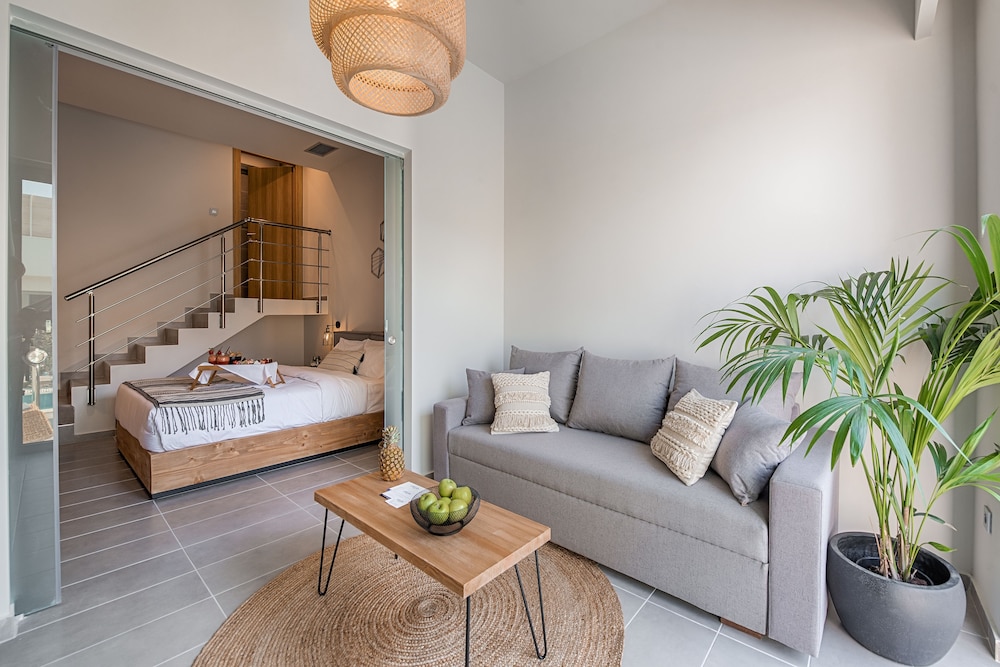 Superior Suite, Private Pool thumbnail 6