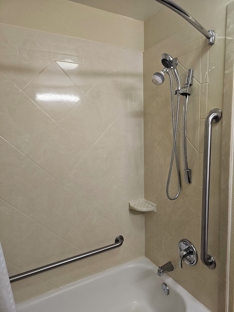 Suite, 2 Queen Beds, Non Smoking, Kitchenette (with Sofabed) photo 3