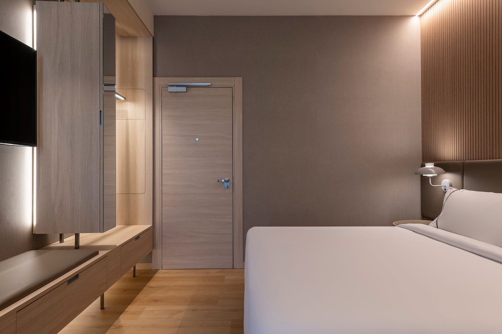 Deluxe Room, 1 Queen Bed, Balcony photo 1