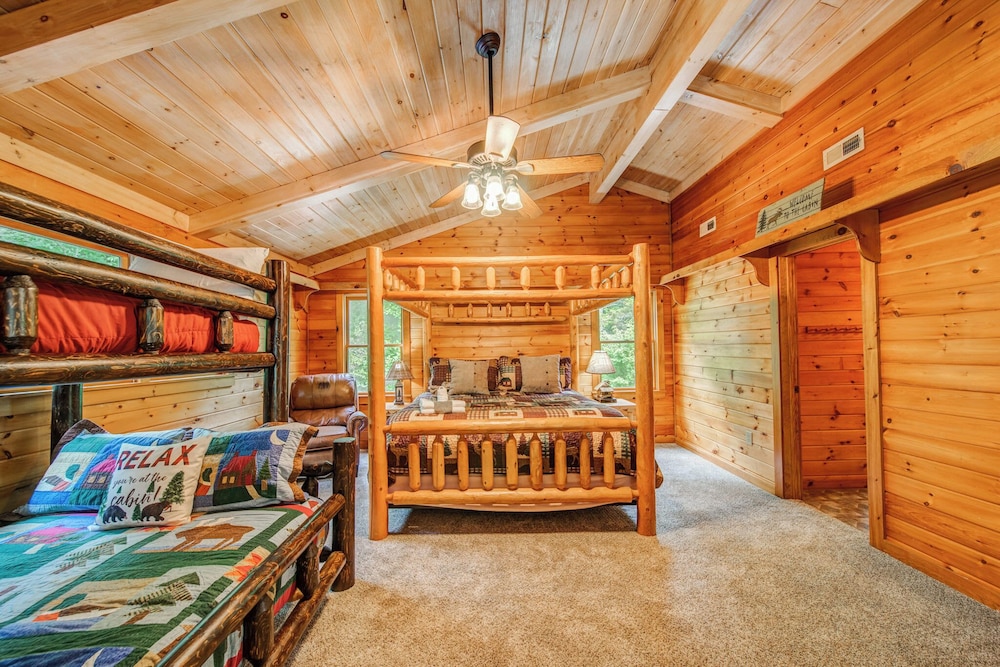 Cabin, Multiple Beds, Hot Tub, Mountain View (Bear Track Falls) photo 2