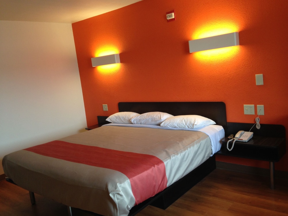Standard Room, 1 King Bed, Non Smoking, Refrigerator & Microwave - Photo 1