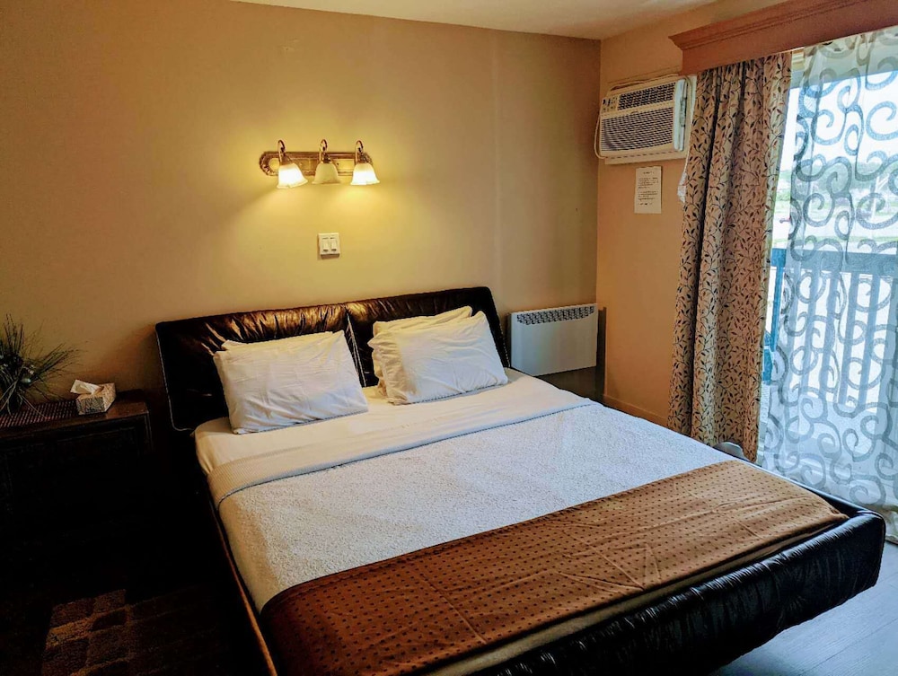 Deluxe Suite, 1 King Bed with Sofa bed, Jetted Tub (Fireplace) photo 3