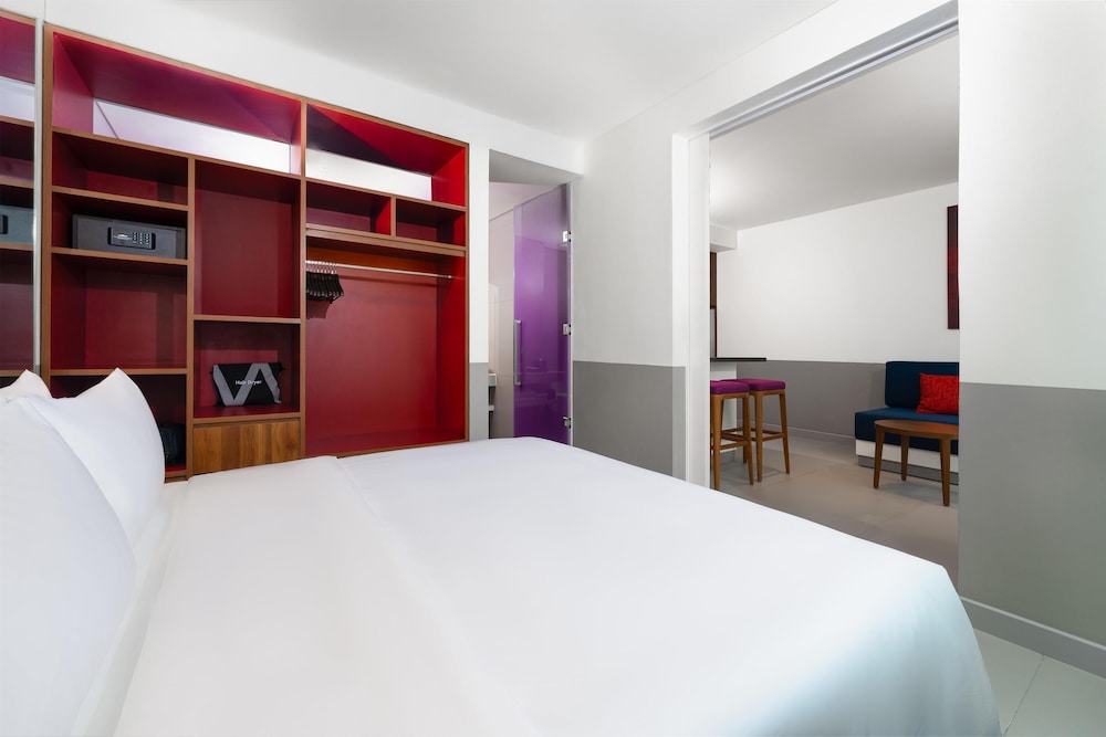 Suite, 1 King Bed, City View photo 2