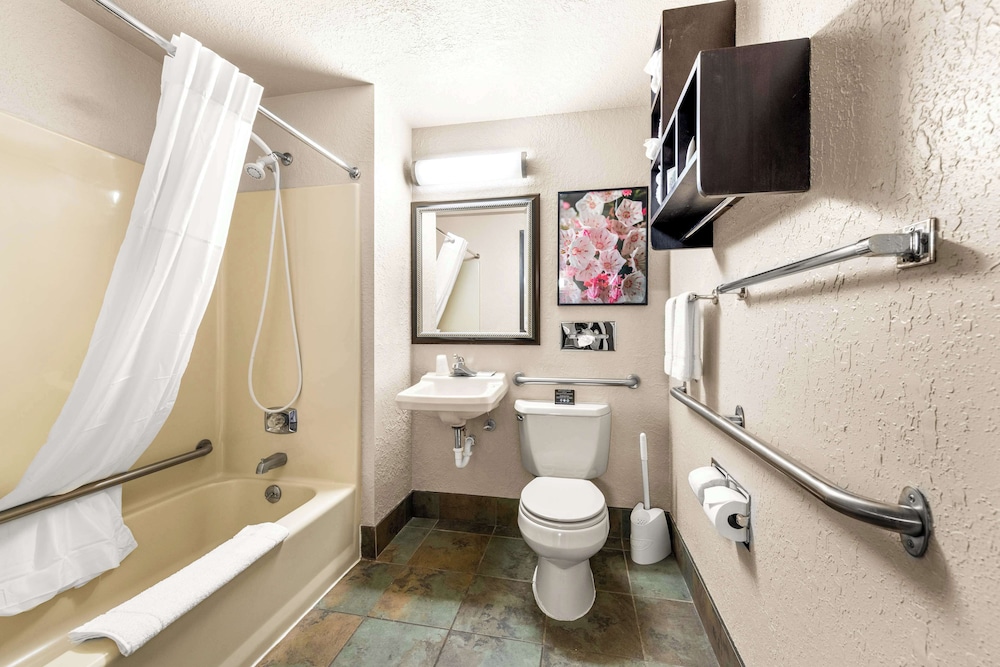 Deluxe Room, 1 King Bed, Non Smoking (1st Floor) - Photo 5