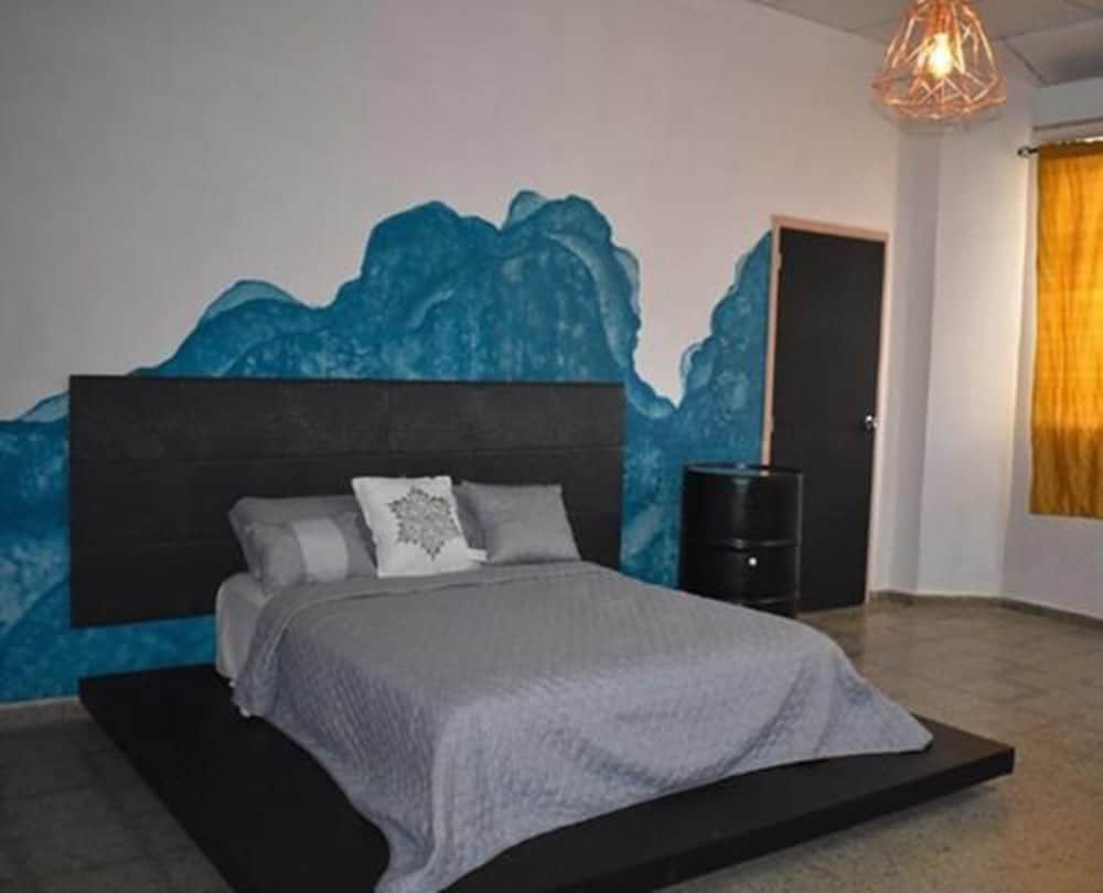 Deluxe Room, 1 Queen Bed, Non Smoking photo 2