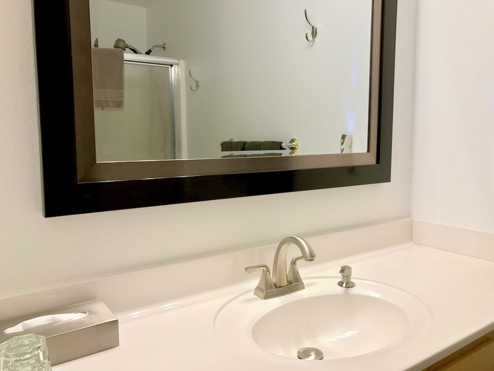 Standard Room, 1 King Bed, Ensuite photo 2
