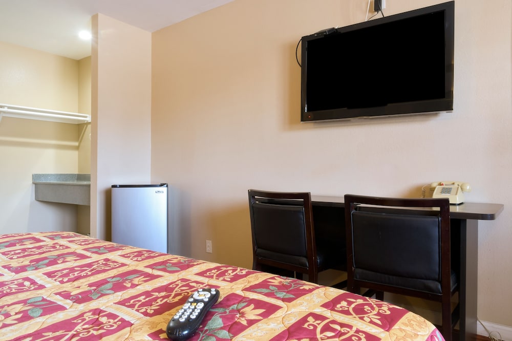 Standard Room, 1 Queen Bed, Non Smoking photo 2