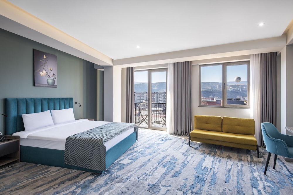 Deluxe Room, 1 King Bed, Balcony - Photo 1