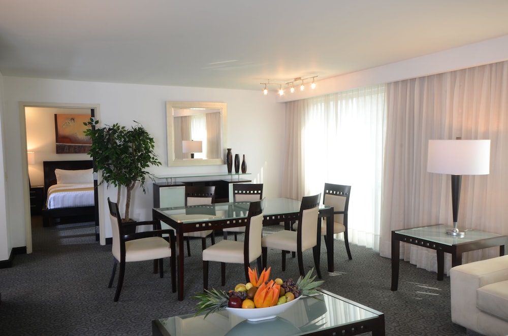 Suite, 1 King Bed, Garden View (High Floor) - Photo 3