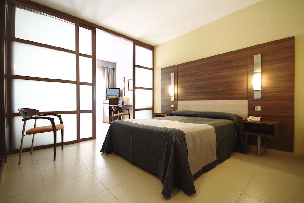 Family Triple Room (3 adults) - Photo 3
