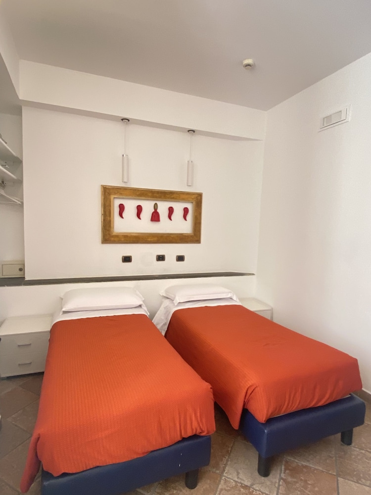 Standard Twin Room - Photo 7