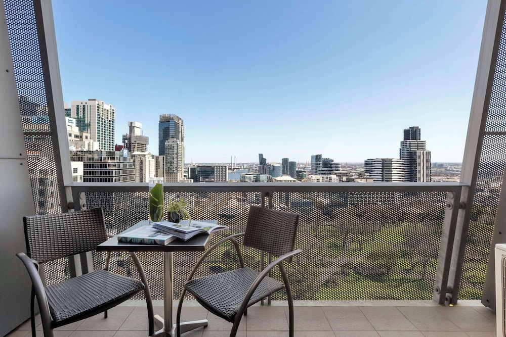 Deluxe Studio Apartment -Park View & Balcony