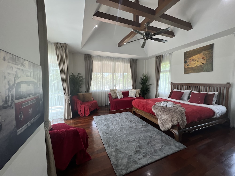 Six-bedroom Villa with Private Pool Tropicana