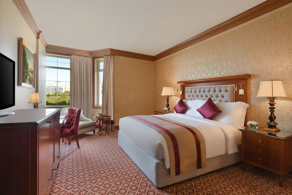 Deluxe Room, 1 King Bed. photo 1