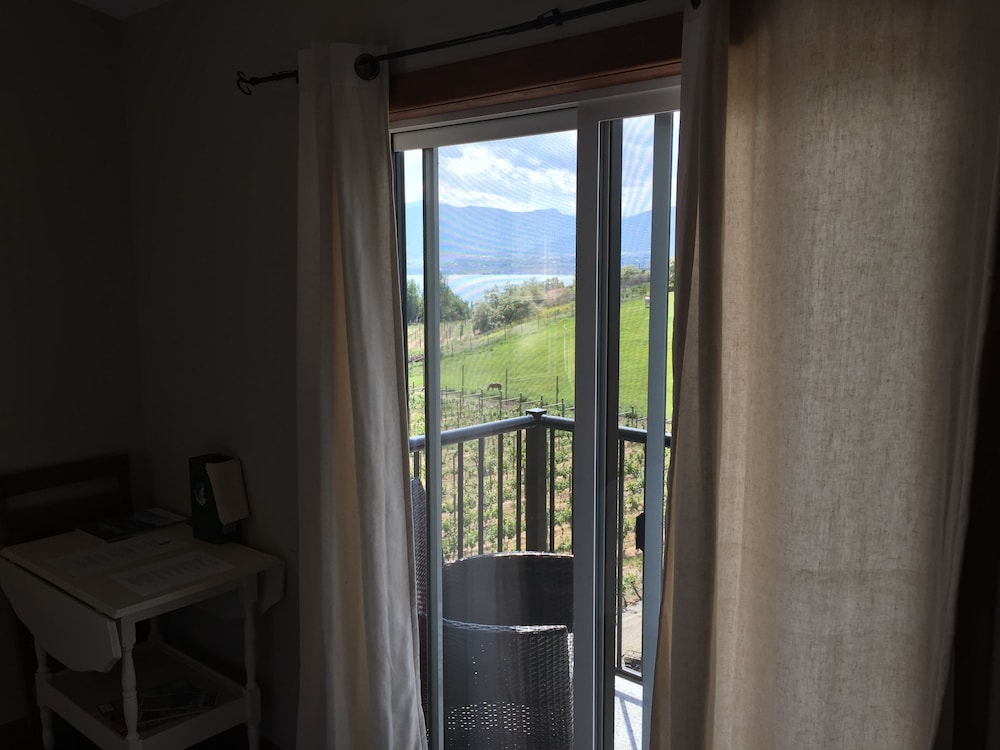 Premium Room, 1 King Bed, Valley View, Corner photo 3
