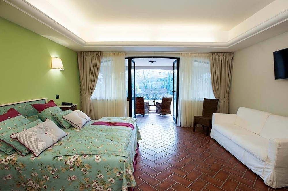Deluxe Double Room, 1 King Bed, Garden View