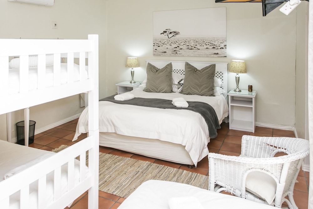 Standard Room, 1 Bedroom (Standard Room Queen + Bunker + Single) photo 1