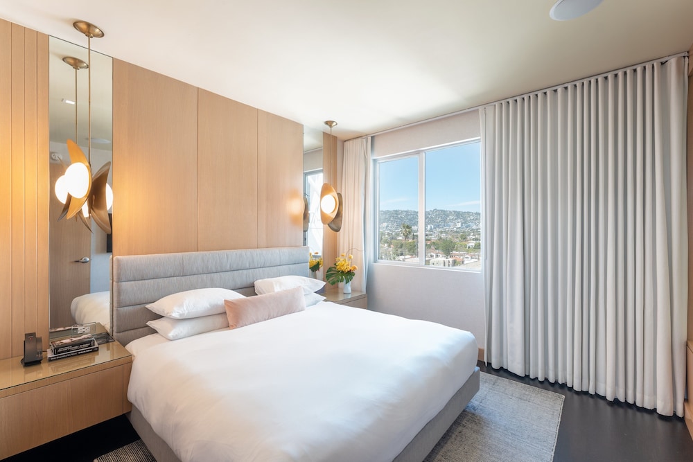 Penthouse, 1 King Bed (Wilshire) thumbnail 5