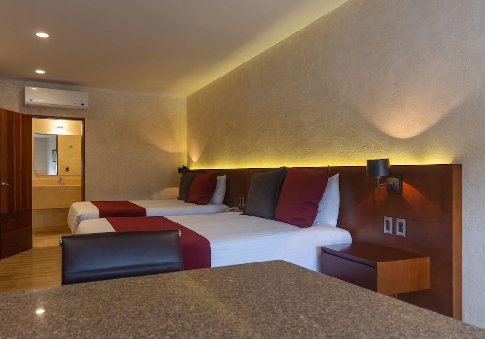 Superior Studio Suite, 2 Queen Beds photo 3