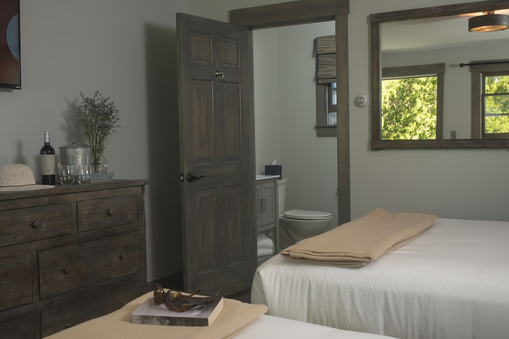 Room, 2 Queen Beds (Lodge) photo 3