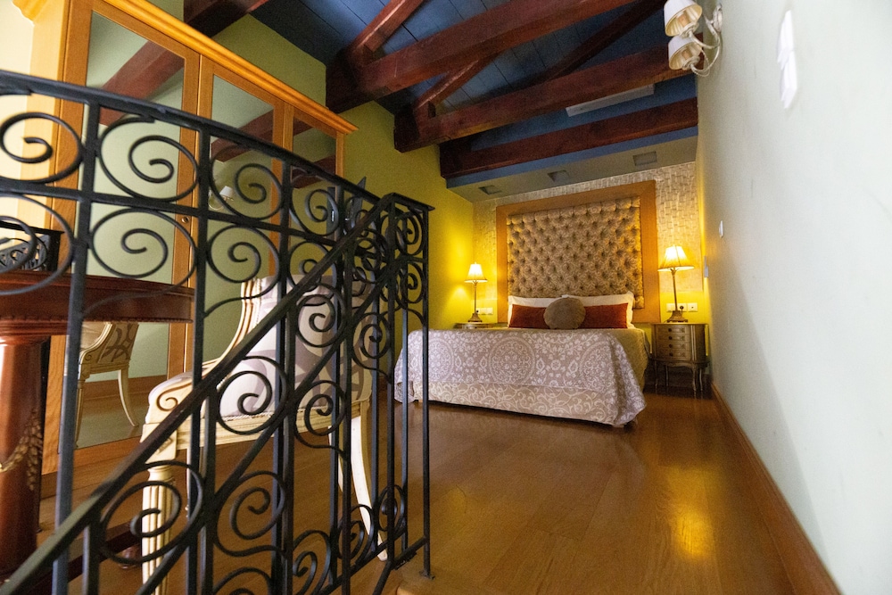 Deluxe Suite, City View - Photo 3