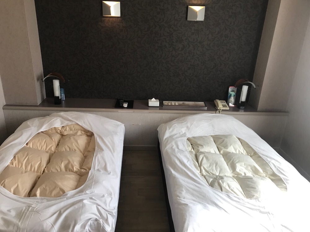 Twin Room - Photo 12