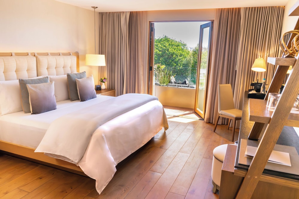 Habitación superior, una cama de matrimonio grande, vistas a la ciudad (Superior balcón) photo 2