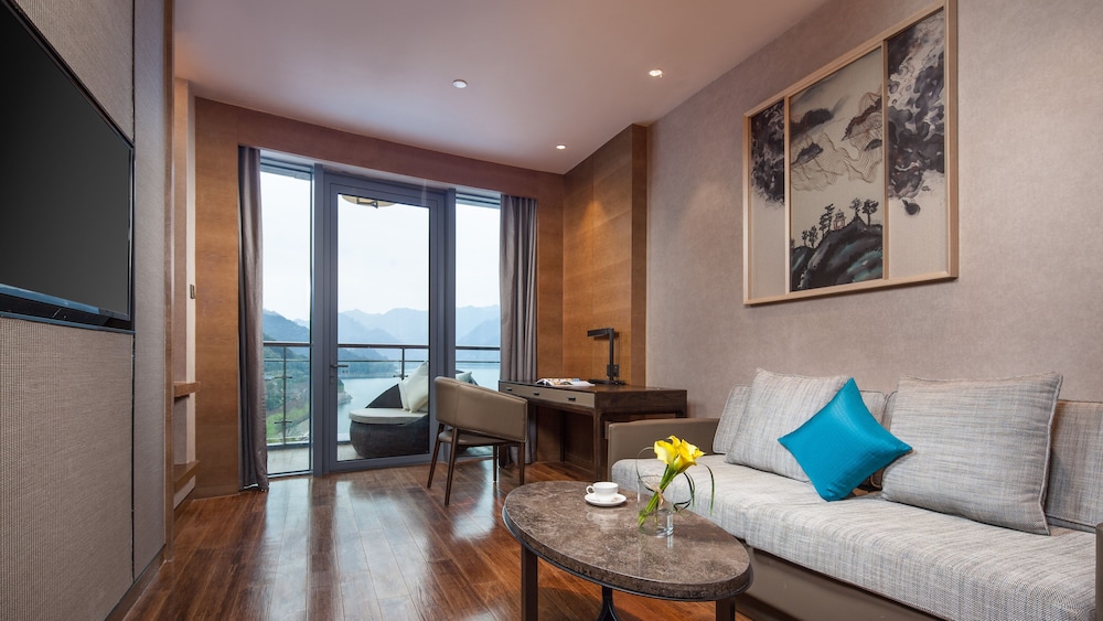 1 King 1 Bedroom Suite Living Area