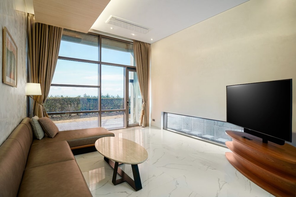 [3 Generation PKG] DA Group Villa B Type 3 Bedroom+ Breakfast for 6 + MAX BAR + 1 Bedding