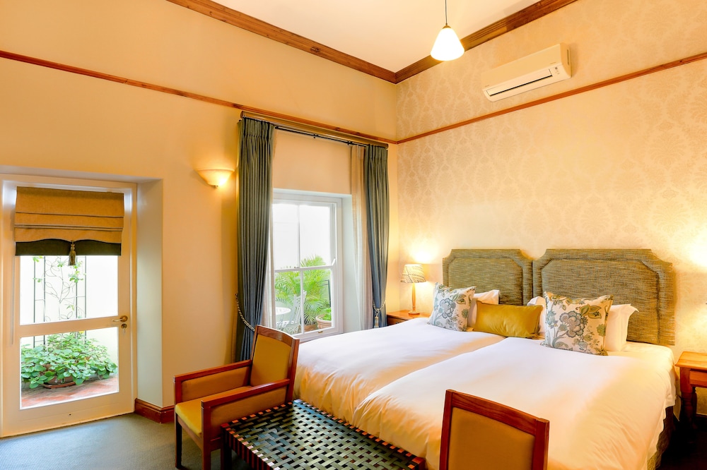 Twin Room, Patio