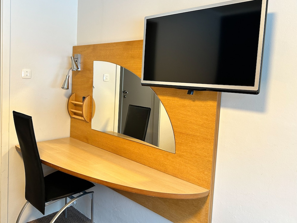 Economy Twin Room photo 3