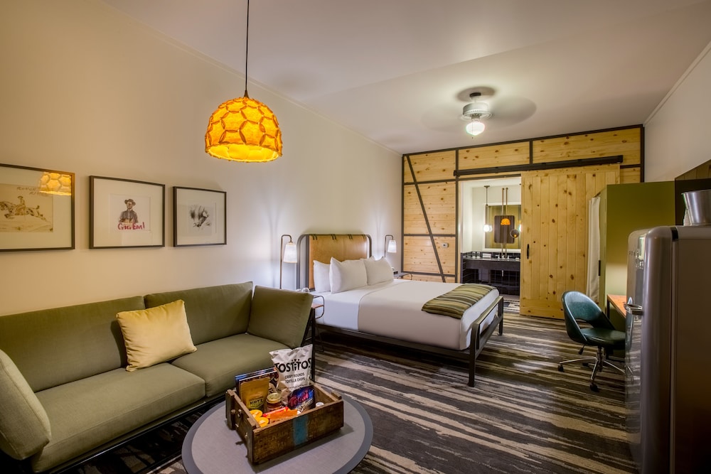 Traditional Room, 1 King Bed, Balcony, Courtyard Area photo 1
