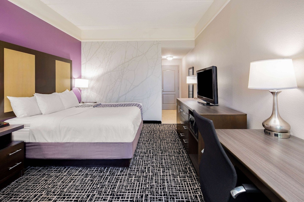 Room, 1 King Bed, Non Smoking - Photo 3