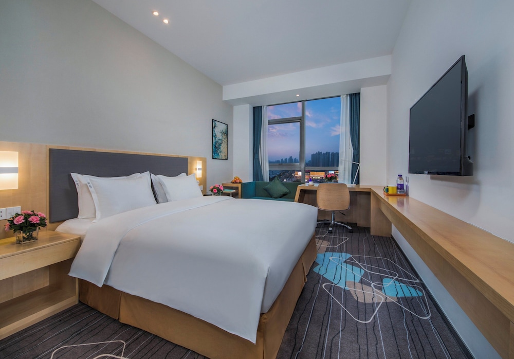 Standard Room, 1 King Bed (Extra Floor Space)