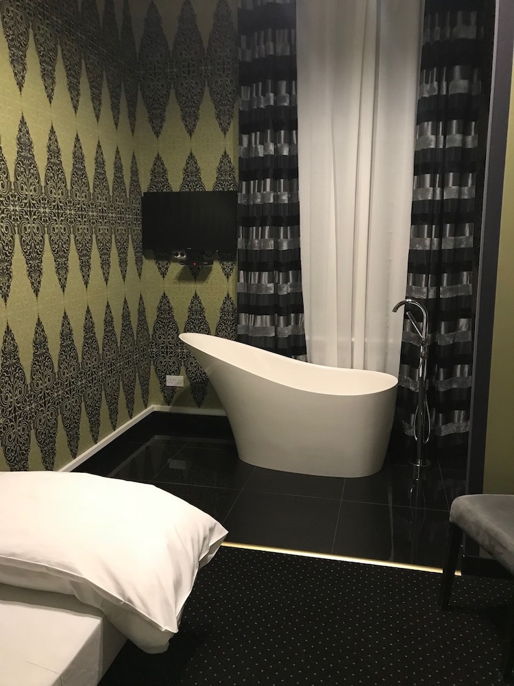 Hermann Karge Apartament (open bathroom)