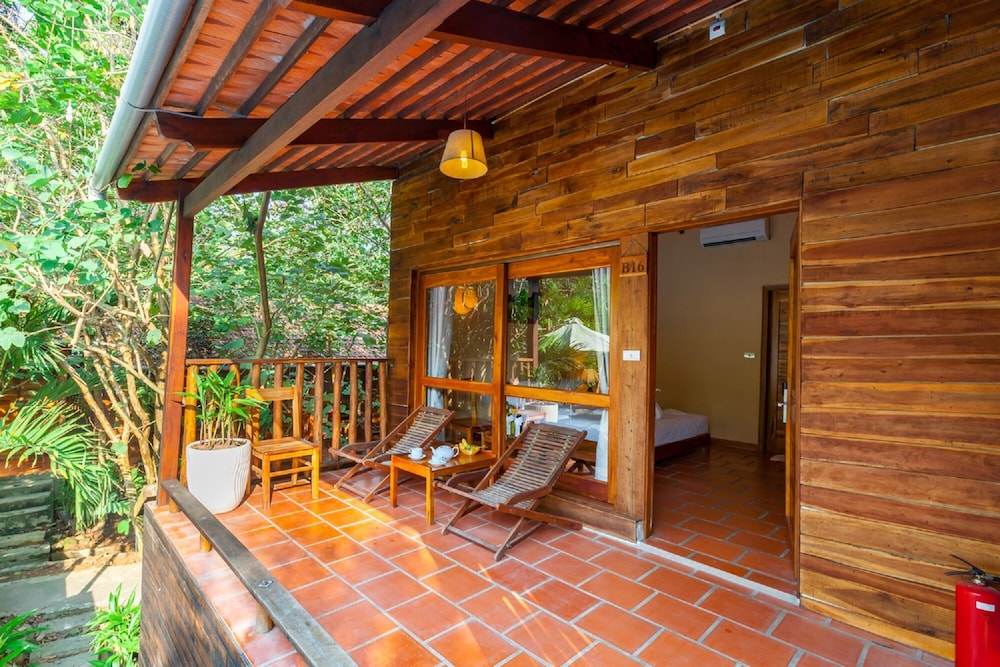 Signature Bungalow, 1 King Bed, Garden View, Garden Area photo 1