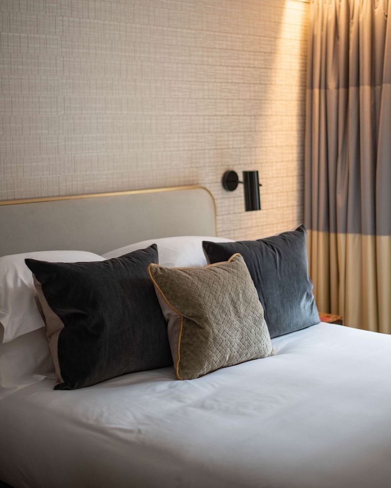 Horsbrugh Residence, 2 bedrooms