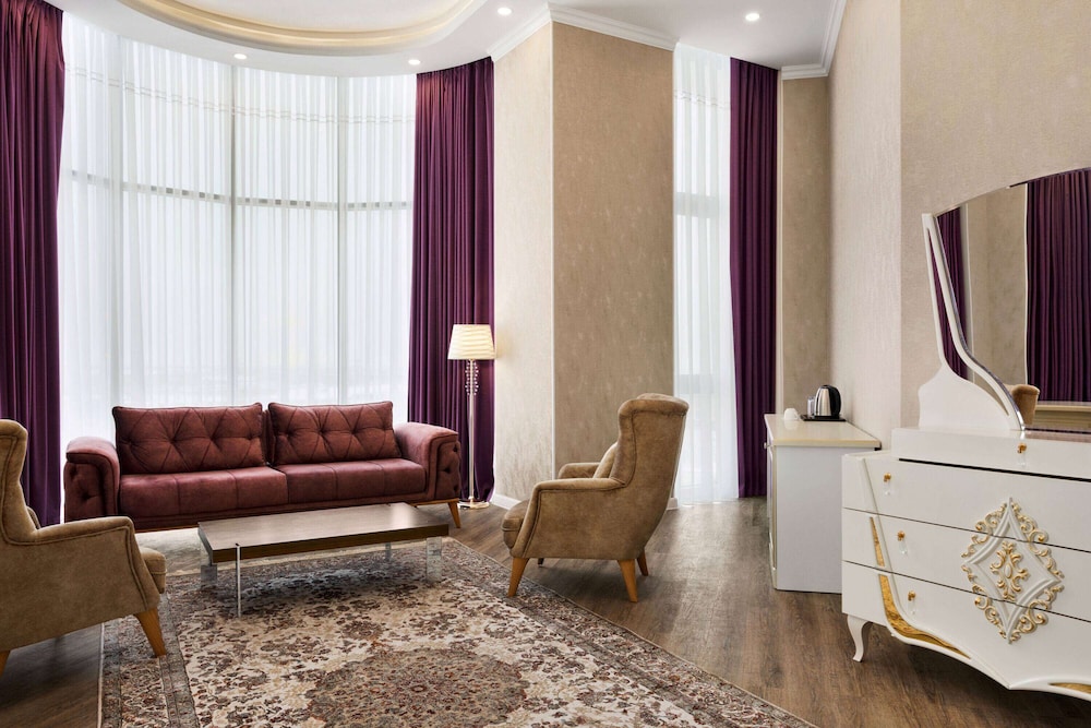 Executive Suite, 1 King Bed, Non Smoking - Photo 2