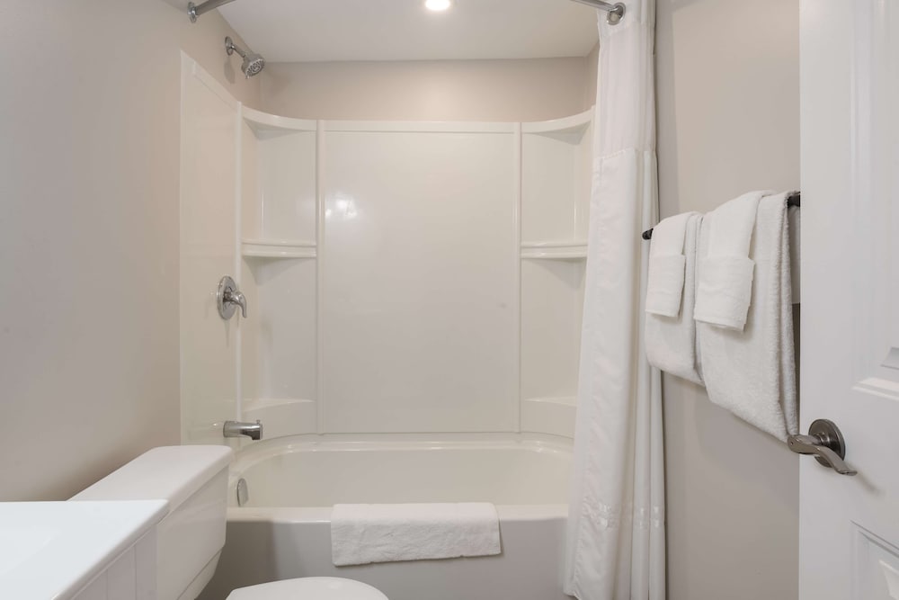 Deluxe Room, 1 Queen Bed, Non Smoking (Chandelier) - Photo 8