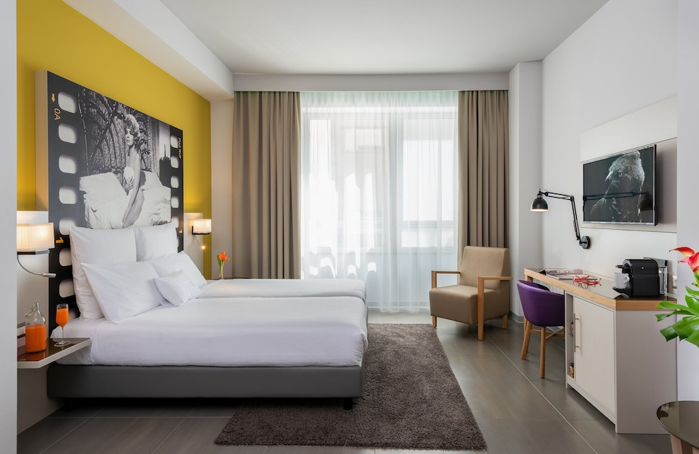 Deluxe Room thumbnail 5