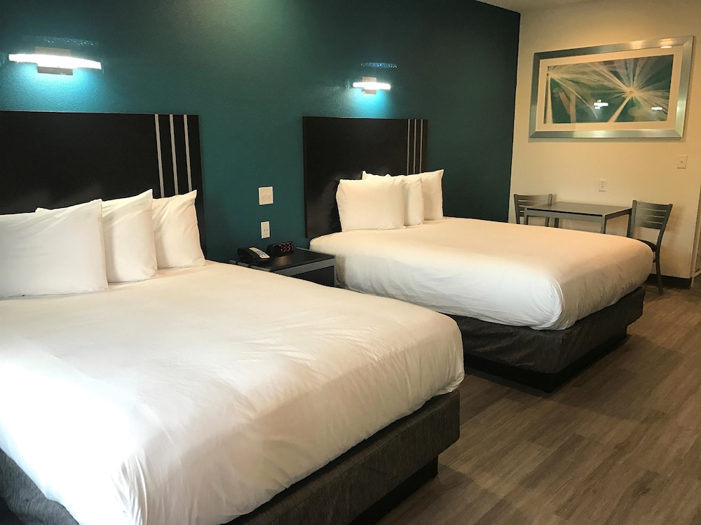 Suite, 2 Queen Beds, Non Smoking, Kitchenette - Photo 2