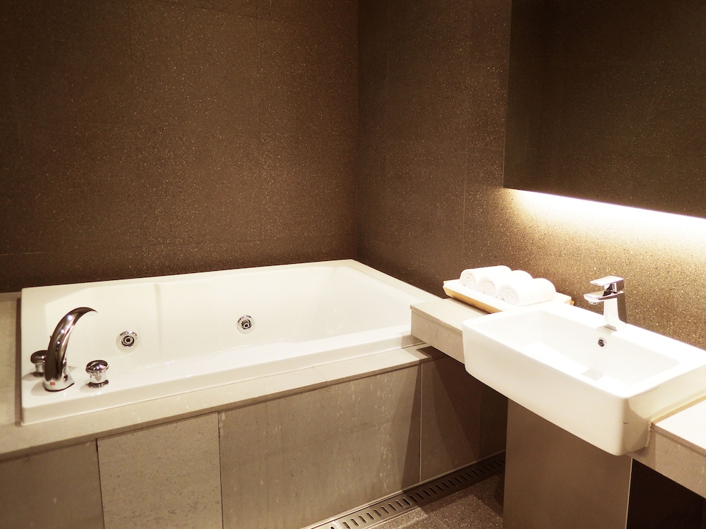 Deluxe Room (Saturday Check-in Time: 8 PM) photo 3