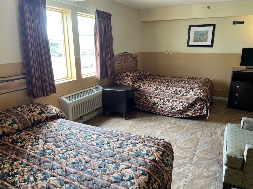 Deluxe Room, King and Queen Bed - Photo 8